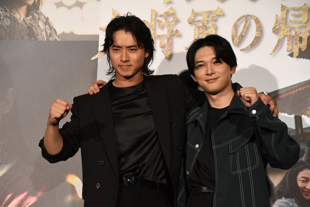 山崎賢人＆吉沢亮が肩組みポーズ！『キングダム　大将軍の帰還』大ヒット舞台あいさつ（2枚目）