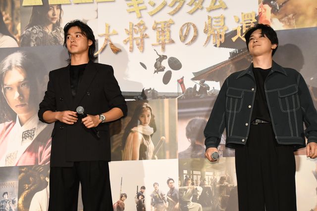 山崎賢人＆吉沢亮が肩組みポーズ！『キングダム　大将軍の帰還』大ヒット舞台あいさつ（5枚目）