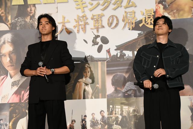 山崎賢人＆吉沢亮が肩組みポーズ！『キングダム　大将軍の帰還』大ヒット舞台あいさつ（6枚目）