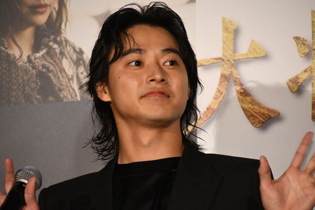 山崎賢人＆吉沢亮が肩組みポーズ！『キングダム　大将軍の帰還』大ヒット舞台あいさつ（10枚目）