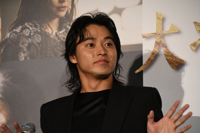 山崎賢人＆吉沢亮が肩組みポーズ！『キングダム　大将軍の帰還』大ヒット舞台あいさつ（11枚目）