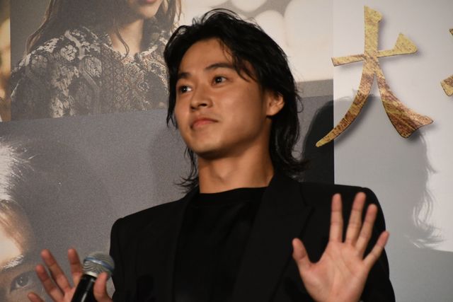 山崎賢人＆吉沢亮が肩組みポーズ！『キングダム　大将軍の帰還』大ヒット舞台あいさつ（12枚目）