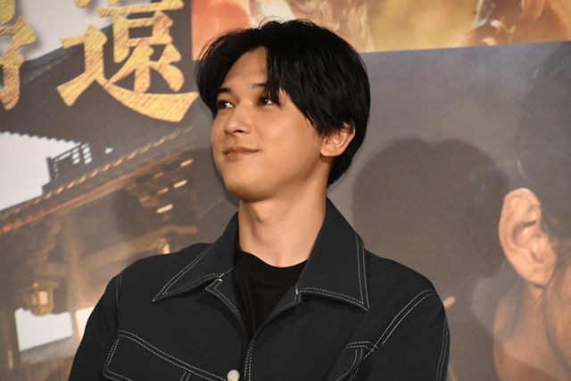 山崎賢人＆吉沢亮が肩組みポーズ！『キングダム　大将軍の帰還』大ヒット舞台あいさつ（13枚目）