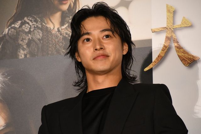 山崎賢人＆吉沢亮が肩組みポーズ！『キングダム　大将軍の帰還』大ヒット舞台あいさつ（14枚目）