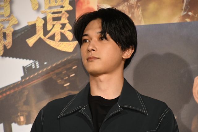 山崎賢人＆吉沢亮が肩組みポーズ！『キングダム　大将軍の帰還』大ヒット舞台あいさつ（15枚目）