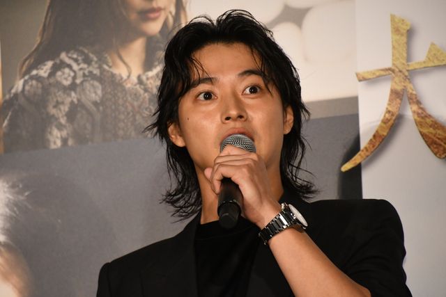 山崎賢人＆吉沢亮が肩組みポーズ！『キングダム　大将軍の帰還』大ヒット舞台あいさつ（16枚目）