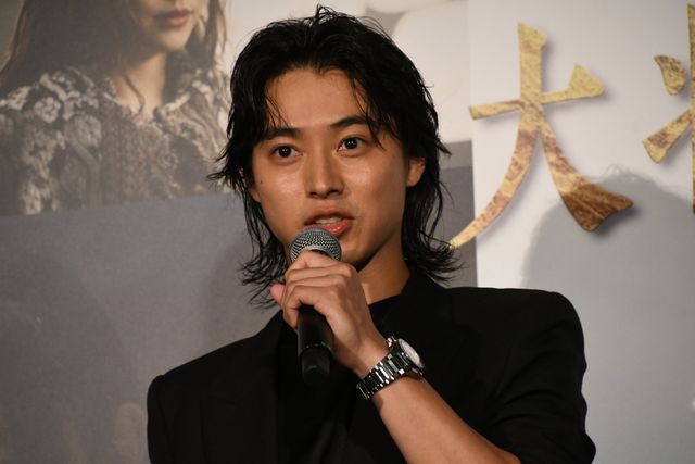 山崎賢人＆吉沢亮が肩組みポーズ！『キングダム　大将軍の帰還』大ヒット舞台あいさつ（18枚目）