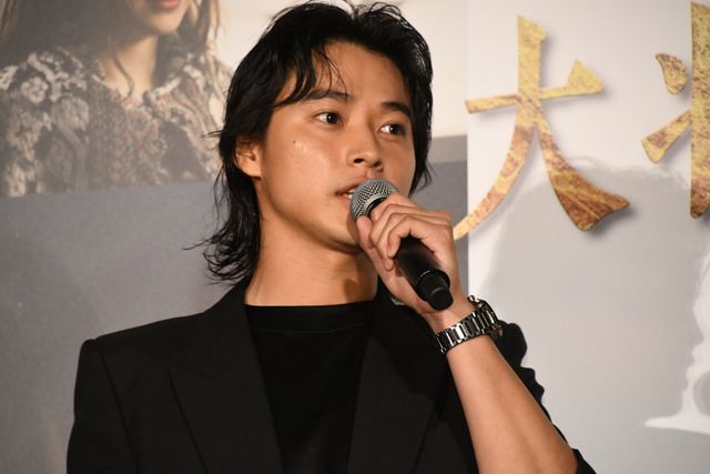 山崎賢人＆吉沢亮が肩組みポーズ！『キングダム　大将軍の帰還』大ヒット舞台あいさつ（19枚目）