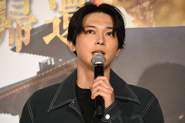 山崎賢人＆吉沢亮が肩組みポーズ！『キングダム　大将軍の帰還』大ヒット舞台あいさつ（20枚目）
