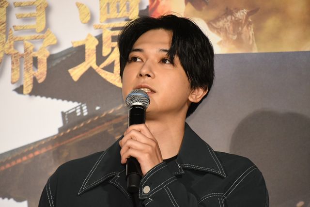 山崎賢人＆吉沢亮が肩組みポーズ！『キングダム　大将軍の帰還』大ヒット舞台あいさつ（21枚目）