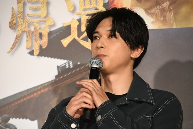 山崎賢人＆吉沢亮が肩組みポーズ！『キングダム　大将軍の帰還』大ヒット舞台あいさつ（22枚目）