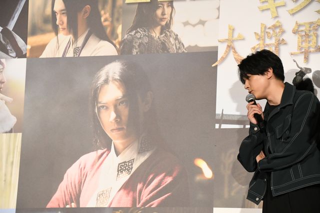 山崎賢人＆吉沢亮が肩組みポーズ！『キングダム　大将軍の帰還』大ヒット舞台あいさつ（23枚目）