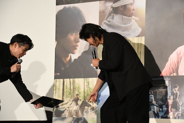 山崎賢人＆吉沢亮が肩組みポーズ！『キングダム　大将軍の帰還』大ヒット舞台あいさつ（24枚目）