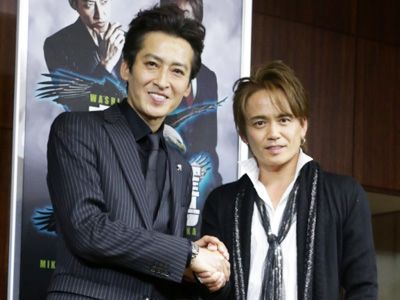 “不仲説”大沢樹生と諸星和己が握手！映画『鷲と鷹』完成披露会見：フォトギャラリー