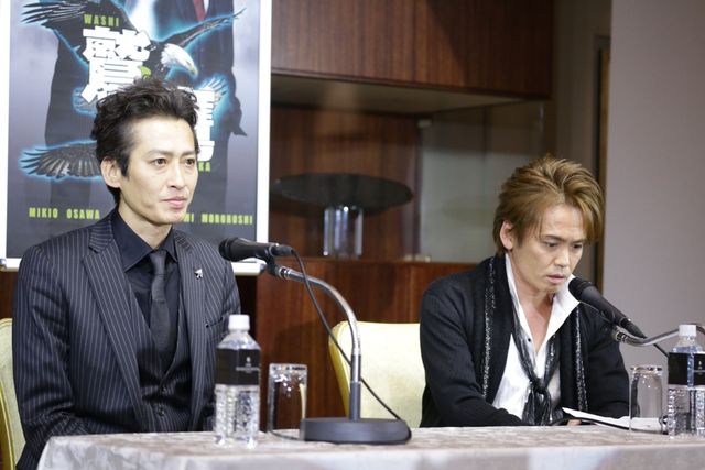 “不仲説”大沢樹生と諸星和己が握手！映画『鷲と鷹』完成披露会見（2枚目）