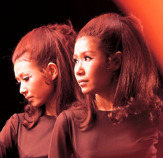 ザ・ピーナッツ「ふりむかないで」を杏＆長谷川博己が踊る！フォトギャラリー（2枚目）