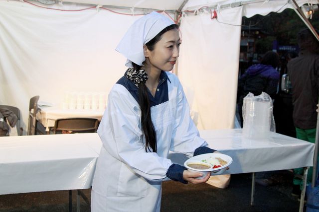 壇蜜、割烹着姿で「カレー売りの熟女」!!　大久保さんとの確執報道は「番組のネタとして使わせていただく」　画像ギャラリー（2枚目）