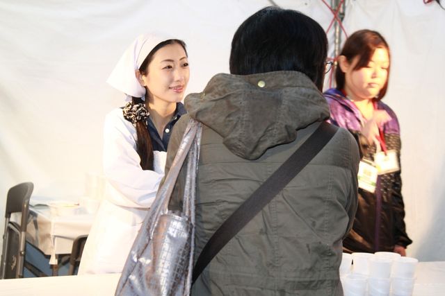 壇蜜、割烹着姿で「カレー売りの熟女」!!　大久保さんとの確執報道は「番組のネタとして使わせていただく」　画像ギャラリー（4枚目）