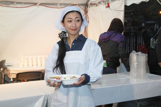 壇蜜、割烹着姿で「カレー売りの熟女」!!　大久保さんとの確執報道は「番組のネタとして使わせていただく」　画像ギャラリー（5枚目）