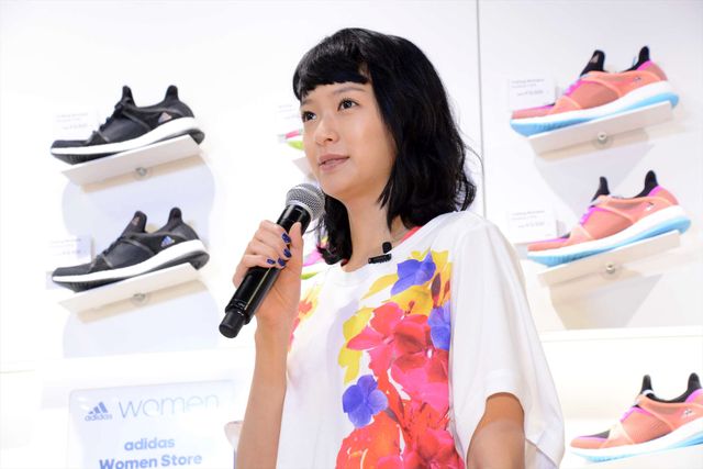 カラフルな花柄のTシャツにレギンス姿の榮倉奈々！フォトギャラリー（6枚目）