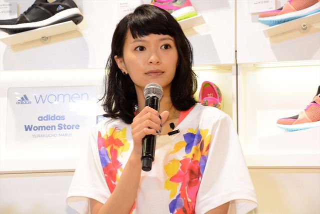 カラフルな花柄のTシャツにレギンス姿の榮倉奈々！フォトギャラリー（7枚目）