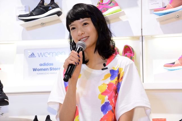 カラフルな花柄のTシャツにレギンス姿の榮倉奈々！フォトギャラリー（8枚目）