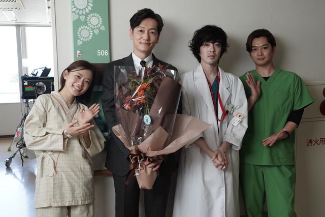 若葉竜也＆千葉雄大がハグ！「アンメット」チーム集合写真（2枚目）