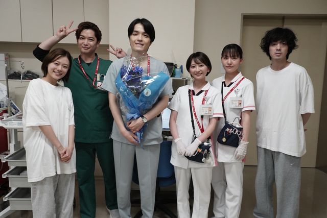 若葉竜也＆千葉雄大がハグ！「アンメット」チーム集合写真（3枚目）