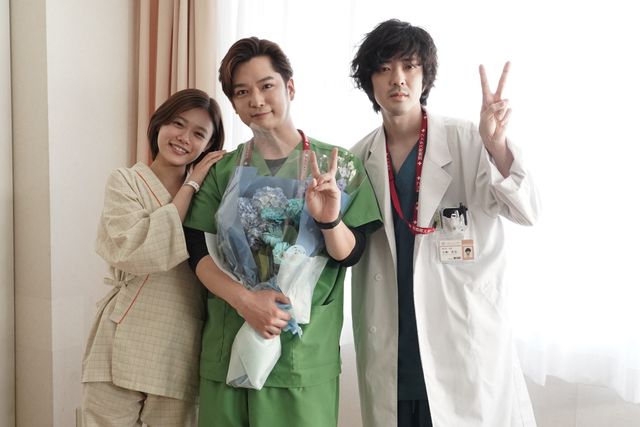 若葉竜也＆千葉雄大がハグ！「アンメット」チーム集合写真（4枚目）