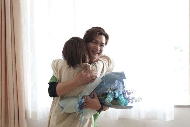 若葉竜也＆千葉雄大がハグ！「アンメット」チーム集合写真（6枚目）