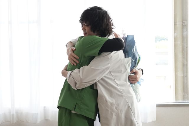 若葉竜也＆千葉雄大がハグ！「アンメット」チーム集合写真（7枚目）