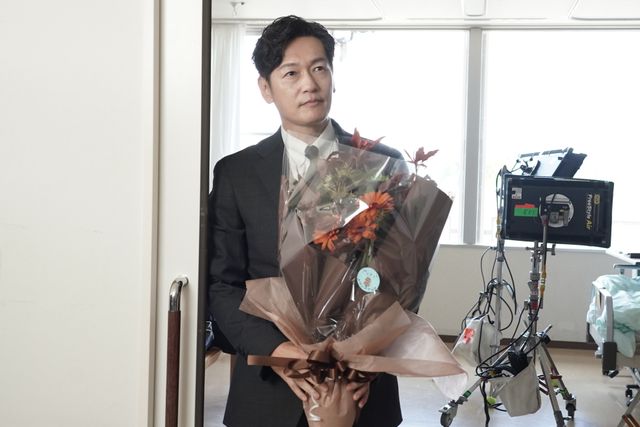 若葉竜也＆千葉雄大がハグ！「アンメット」チーム集合写真（8枚目）