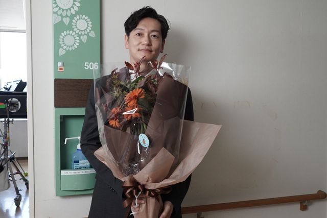 若葉竜也＆千葉雄大がハグ！「アンメット」チーム集合写真（9枚目）