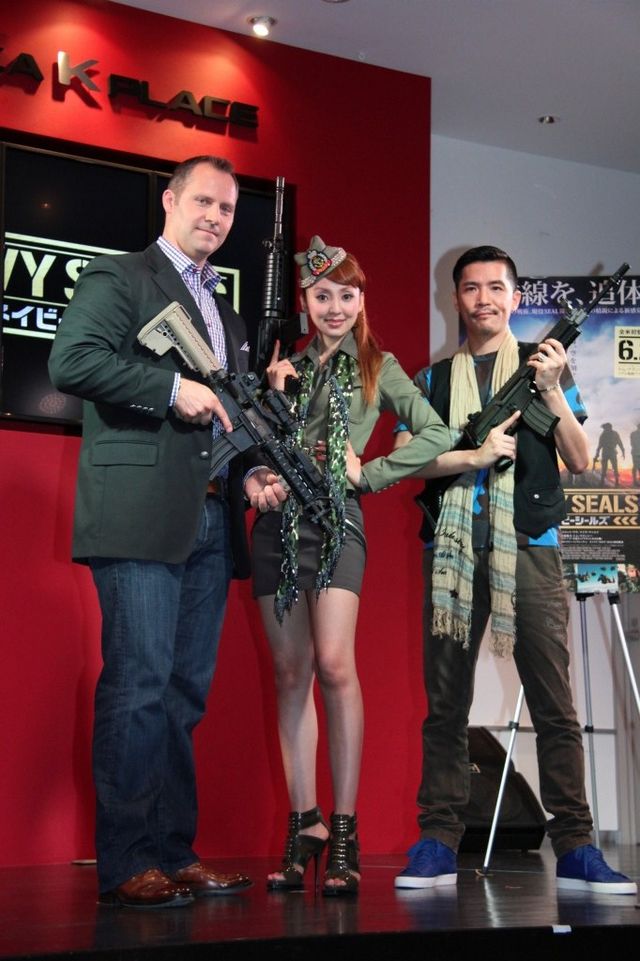 神田うのが銃を撃つ!?『ネイビーシールズ』イベントフォトギャラリー（4枚目）