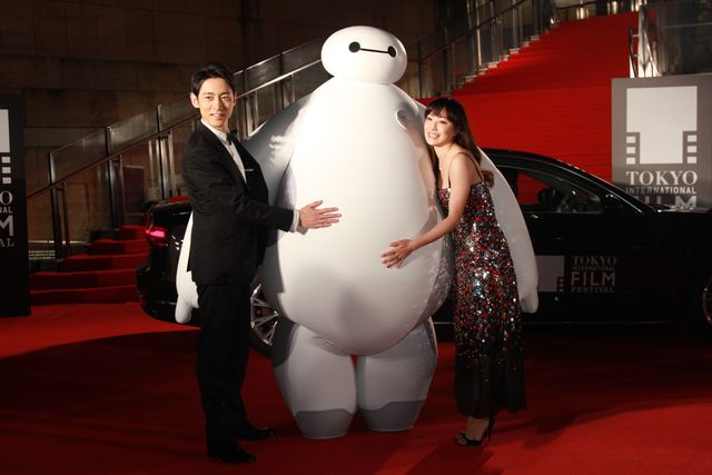 菅野美穂がベイマックスにギュッ！東京国際映画祭レッドカーペット写真ギャラリー＜その2＞：フォトギャラリー