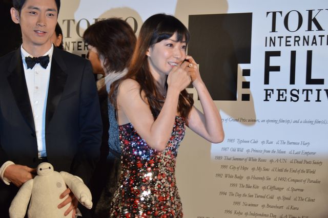 菅野美穂がベイマックスにギュッ！東京国際映画祭レッドカーペット写真ギャラリー＜その2＞（7枚目）