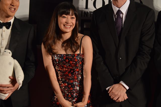 菅野美穂がベイマックスにギュッ！東京国際映画祭レッドカーペット写真ギャラリー＜その2＞（9枚目）