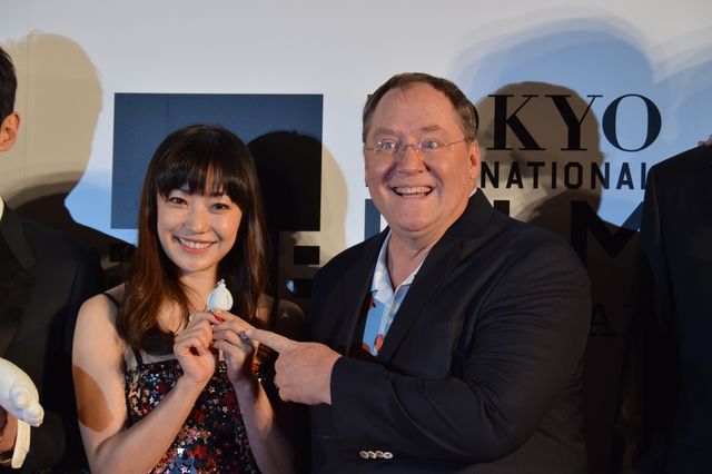 菅野美穂がベイマックスにギュッ！東京国際映画祭レッドカーペット写真ギャラリー＜その2＞（15枚目）