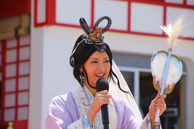 菜々緒、海の家「乙ちゃんの竜宮城」に登場。ドSな決め台詞も生披露！　画像ギャラリー（16枚目）