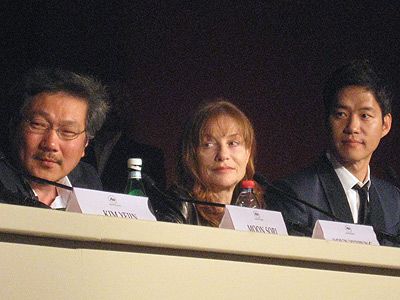 フランス大物女優が韓国映画界才能を絶賛した-ホン・サンス監督、イザベル・ユペール、ユ・ジュンサン（左から）