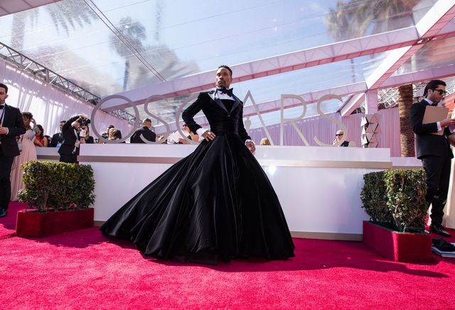 この発想はなかった！“タキシードドレス”を着こなす俳優ビリー・ポーター（4枚目）