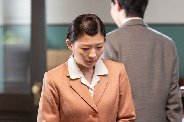 優三（仲野太賀）が寅子（伊藤沙莉）のおなかに手をあてて…「虎に翼」第39回の場面写真（2枚目）