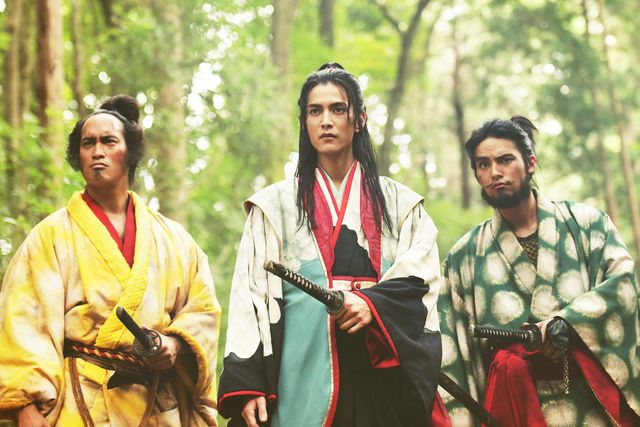 美しすぎる女装姿も…映画『八犬伝』迫力溢れる場面写真（3枚目）