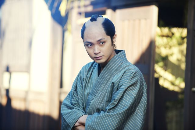 美しすぎる女装姿も…映画『八犬伝』迫力溢れる場面写真（4枚目）