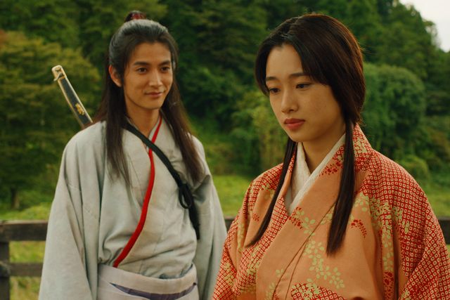 美しすぎる女装姿も…映画『八犬伝』迫力溢れる場面写真（13枚目）