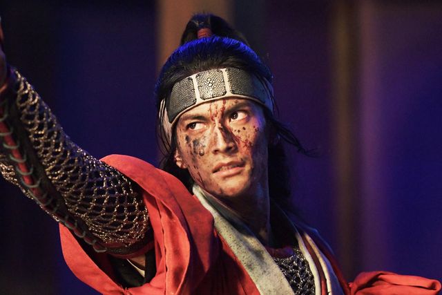 美しすぎる女装姿も…映画『八犬伝』迫力溢れる場面写真（16枚目）