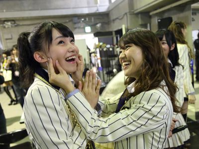 卒業したAKB48の大島優子（右）と小嶋真子（左）