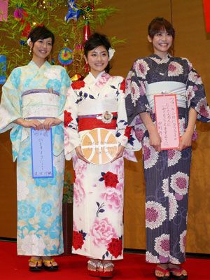 艶やかな浴衣姿 石原さとみらまぶしすぎる3人娘に視線集中 シネマトゥデイ