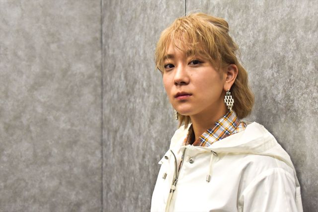 伊澤彩織、ギャルピースも！『ベイビーわるきゅーれ 2ベイビー』インタビューカット＜8点＞（4枚目）