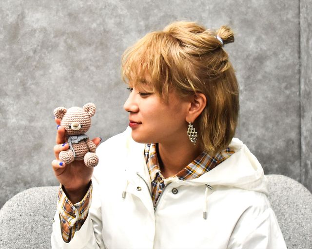 伊澤彩織、ギャルピースも！『ベイビーわるきゅーれ 2ベイビー』インタビューカット＜8点＞（7枚目）